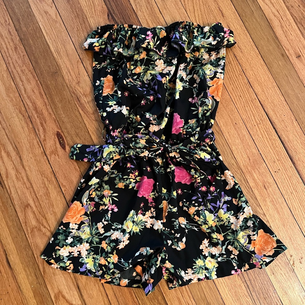 Strapless Ruffle neckline floral romper